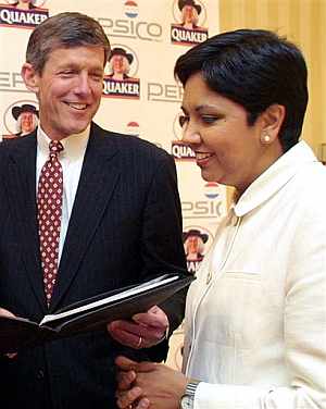 El consejero saliente, Steve Reinemund, con su sustituta, Indra Nooyi, en una imagen de 2000. (Foto: AP)